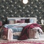 Schlafzimmer mit braun-grauer Vliestapete mit Blumen-Dschungel-Motiv.