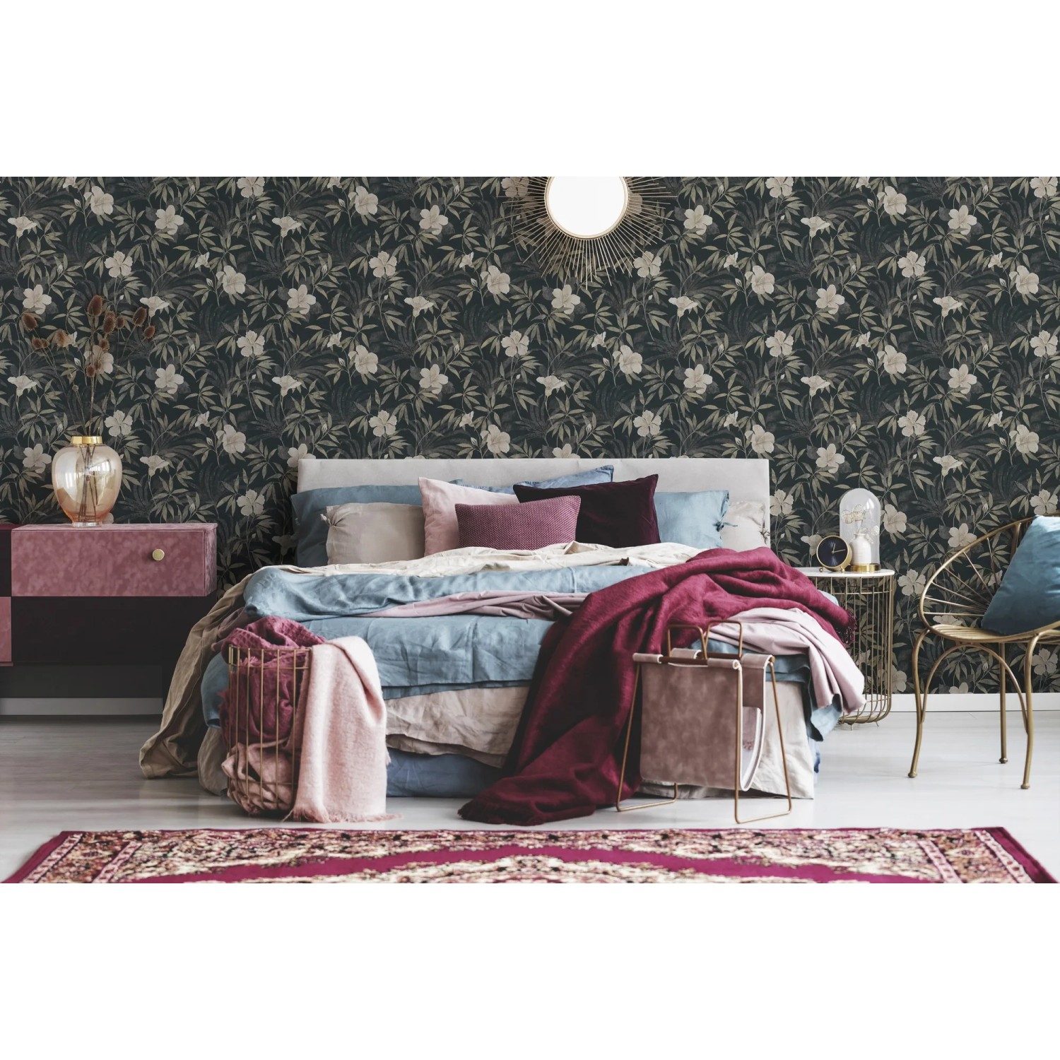 Schlafzimmer mit braun-grauer Vliestapete mit Blumen-Dschungel-Motiv.