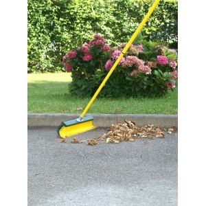 Gelber Krallenbesen Garten 35 cm mit Teleskopstiel beim Zusammenkehren von Laub.