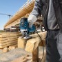 Bosch Professional GST 150 CE Stichsäge in Aktion, schneidet Holz. Inklusive L-Boxx Zubehör.