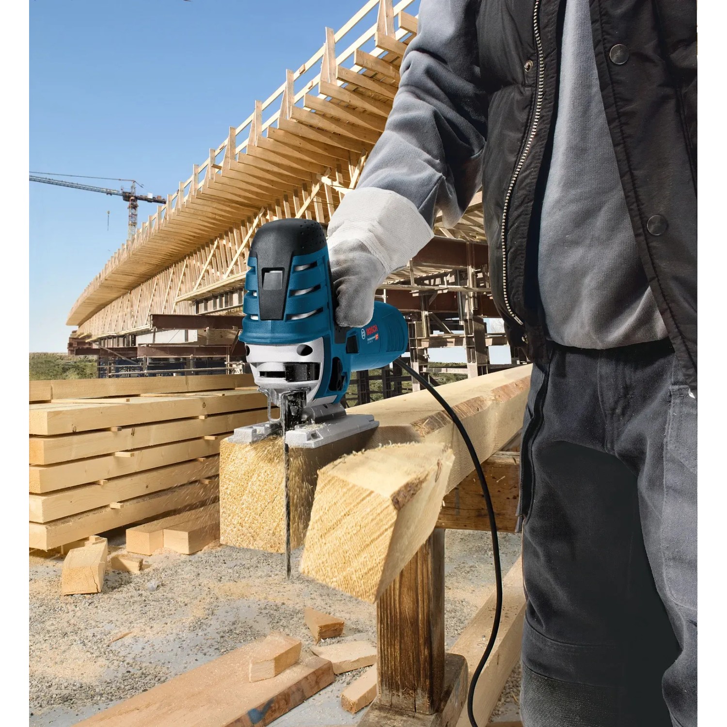 Bosch Professional GST 150 CE Stichsäge in Aktion, schneidet Holz. Inklusive L-Boxx Zubehör.