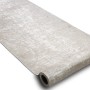 Beiger Läufer mit dezentem Muster, teilweise aufgerollt. Rutschfester Polyester-Teppich für Flur oder Küche.