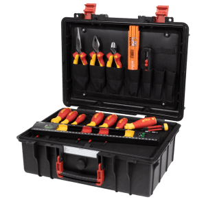 Wiha Werkzeugkoffer-Set Basic L Electric, 18-teilig, offen mit Zangen, Schraubendrehern und Messwerkzeugen. Robuster Koffer.