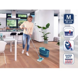 Frau wischt Boden mit Leifheit Clean Twist M Ergo Set (Eimer, Schleuder, Wischer).