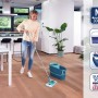 Frau wischt Boden mit Leifheit Clean Twist M Ergo Set (Eimer, Schleuder, Wischer).