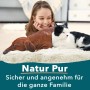 Mädchen mit Hund und Katze auf einem hellen KARAT Schaffell Audrey Lammfell Ivory.