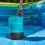 Gardena Akku-Klarwasser-Tauchpumpe 2000/2 im Einsatz im Pool. Elektro-Pumpe mit Schlauch.