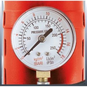 Detailaufnahme des Druckmanometers vom Einhell Auto-Kompressor 35/10 CC-AC 12 V.