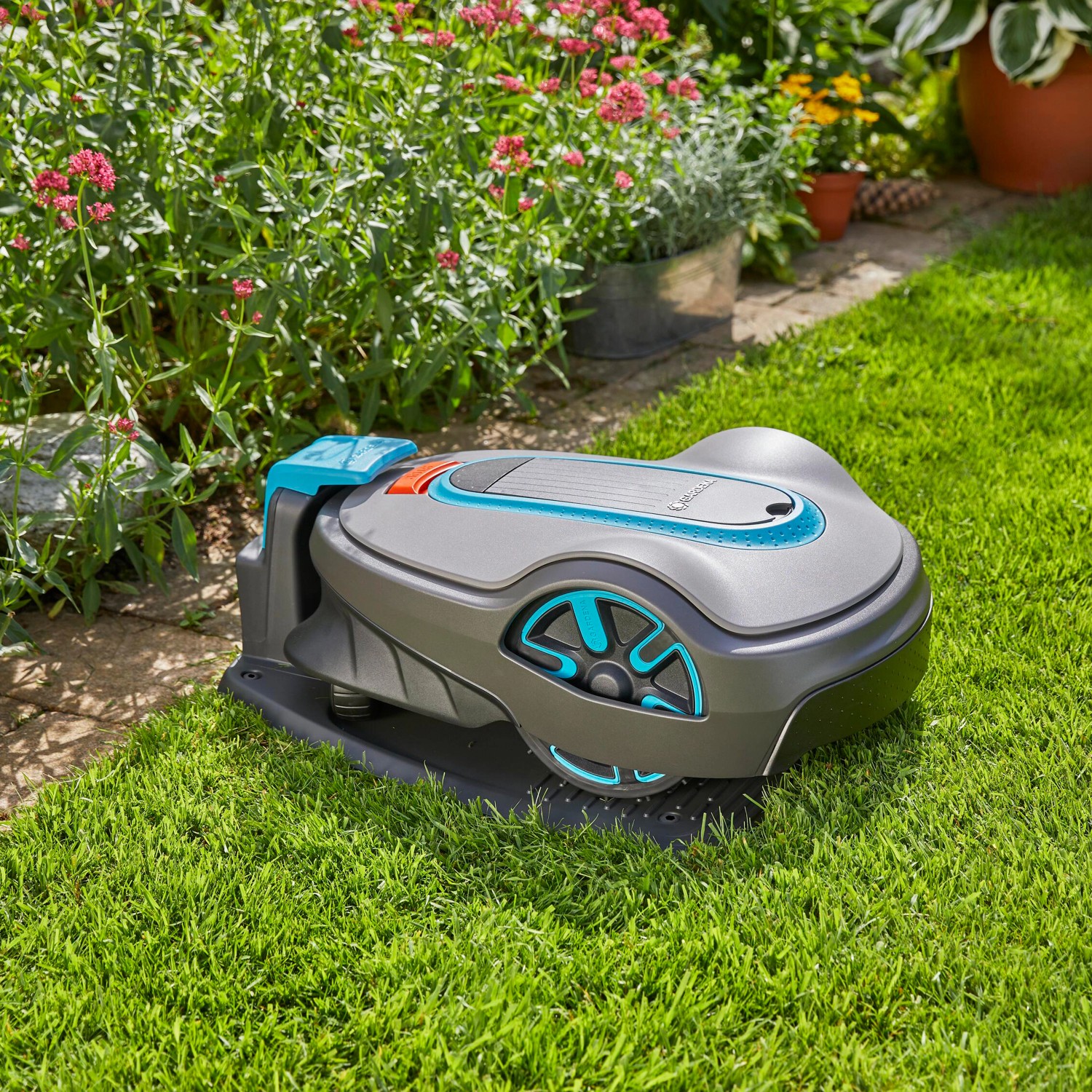 Gardena Mähroboter smart Sileno life 750 auf Rasen vor Blumenbeet.
