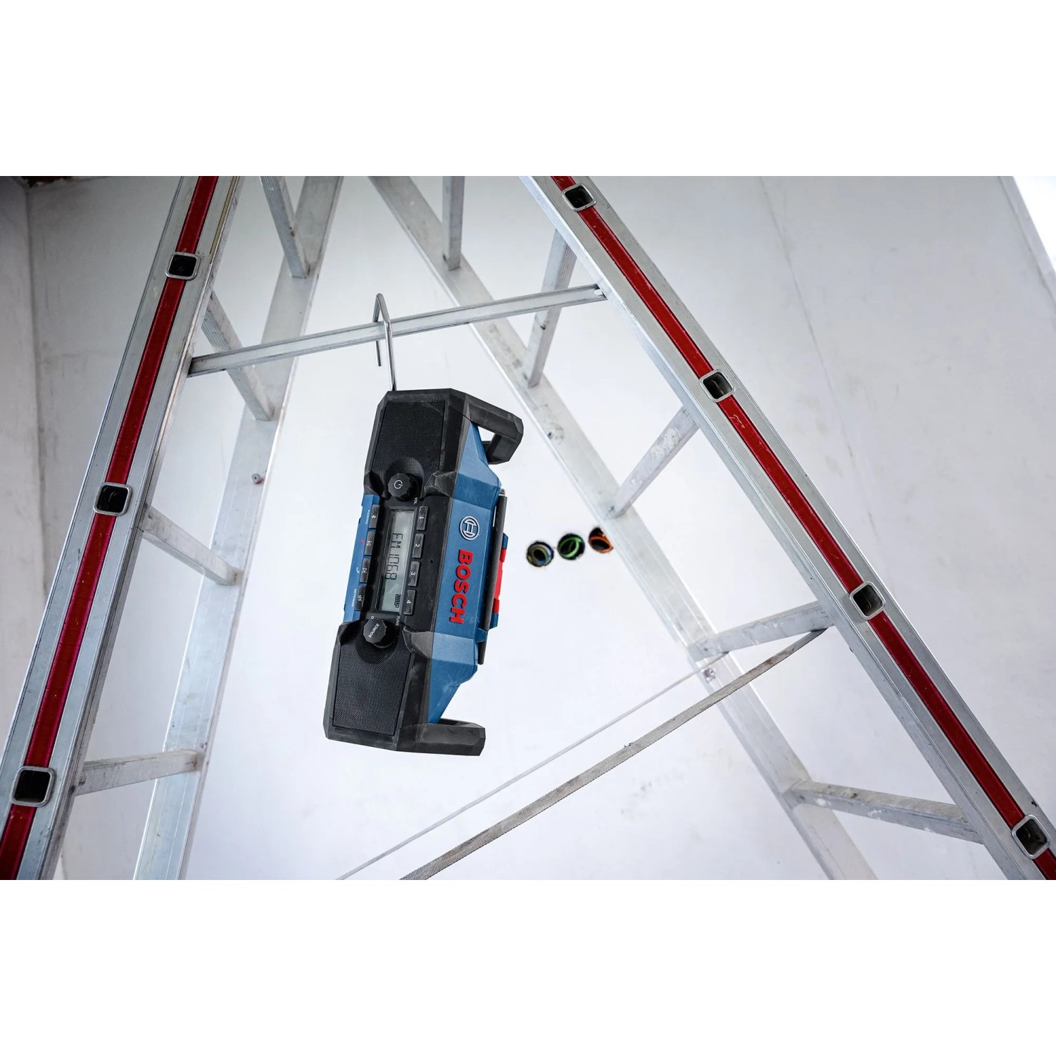 Bosch Professional GPB 18V-3SC Akku-Radio/Lautsprecher, hängend an Leiter, Baustellenradio.