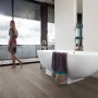 Badezimmer mit Gerflor Vinylboden Senso Clic Premium Cleveland Dark in Holzoptik.