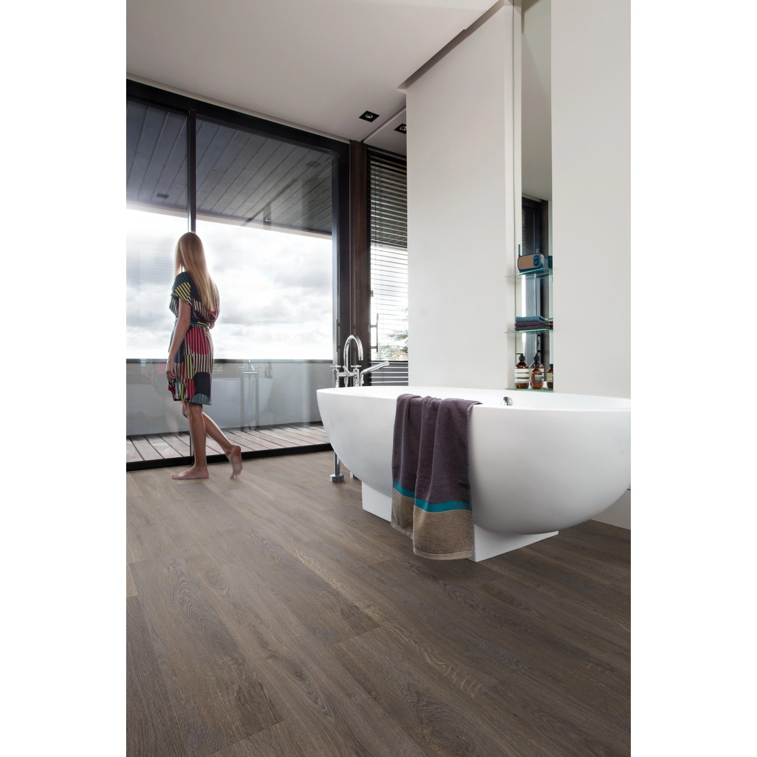 Badezimmer mit Gerflor Vinylboden Senso Clic Premium Cleveland Dark in Holzoptik.