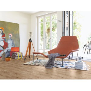 Wohnraum mit Parador Laminat Basic 400 Eiche Geschliffen, wasserfest und mit Landhausdielen Optik.