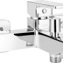 Glänzende, verchromte Einhebel-Wannenarmatur mit modernem, eckigem Design für Badewannen.
