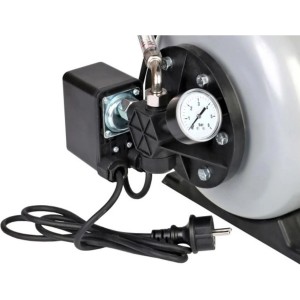 Detailaufnahme Al-Ko Hauswasserwerk HW 3.600 mit Manometer und Stromkabel.