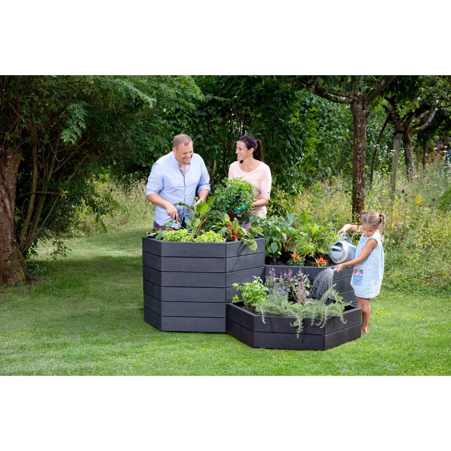 Garantia Hochbeet Ergo Vario 1 Stone mit Familie beim Bepflanzen und Gießen im Garten.