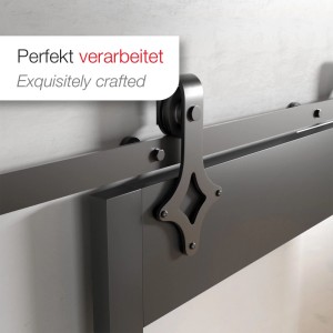 Schwarze SOTECH LANCEA Laufrolle aus Stahl für Schiebetüren, seitlich an dunkler Tür montiert. Zubehör für Türen.