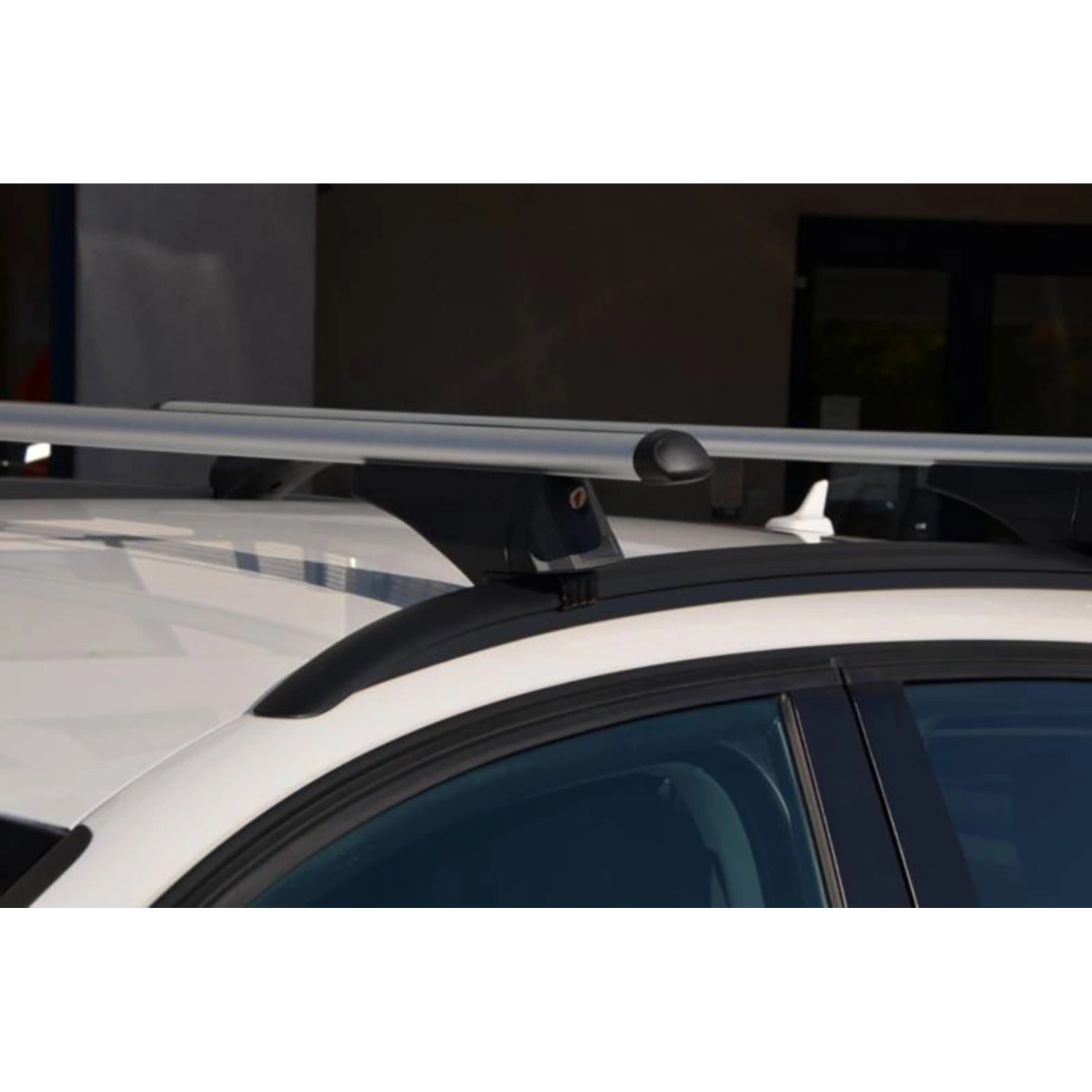 Fischer Relingträger CrossLine XL 1,31 m auf einem Autodach montiert.