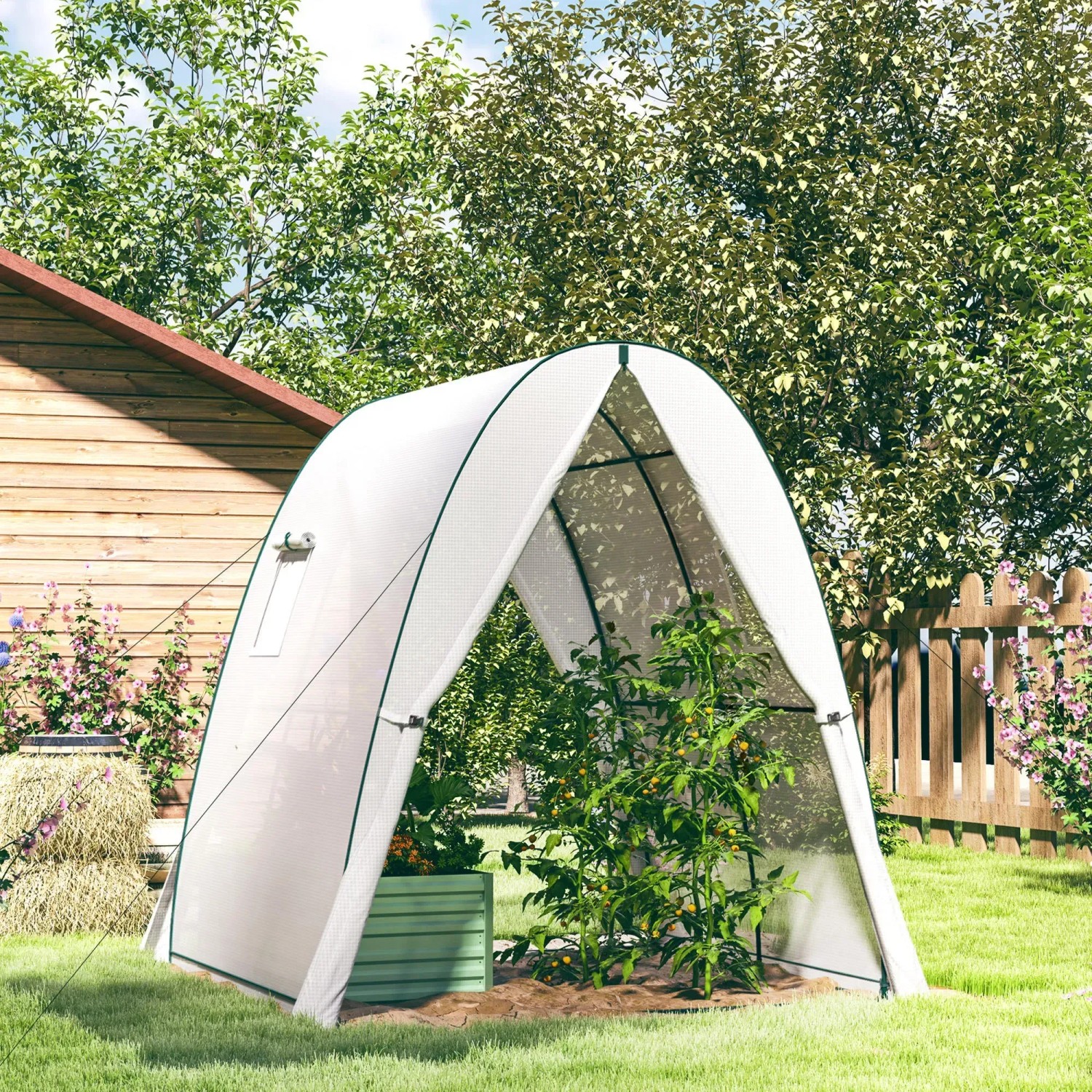 Weißes Outsunny Gewächshaus aus Stahl mit Rolltür im Garten.