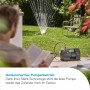 Gardena Haus- und Gartenautomat 5000 Silent Comfort im Einsatz mit Rasensprenger.