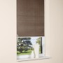 Dunkelbraunes OBI Naturfaser-Rollo Camas, 60x160 cm, am Fenster montiert.