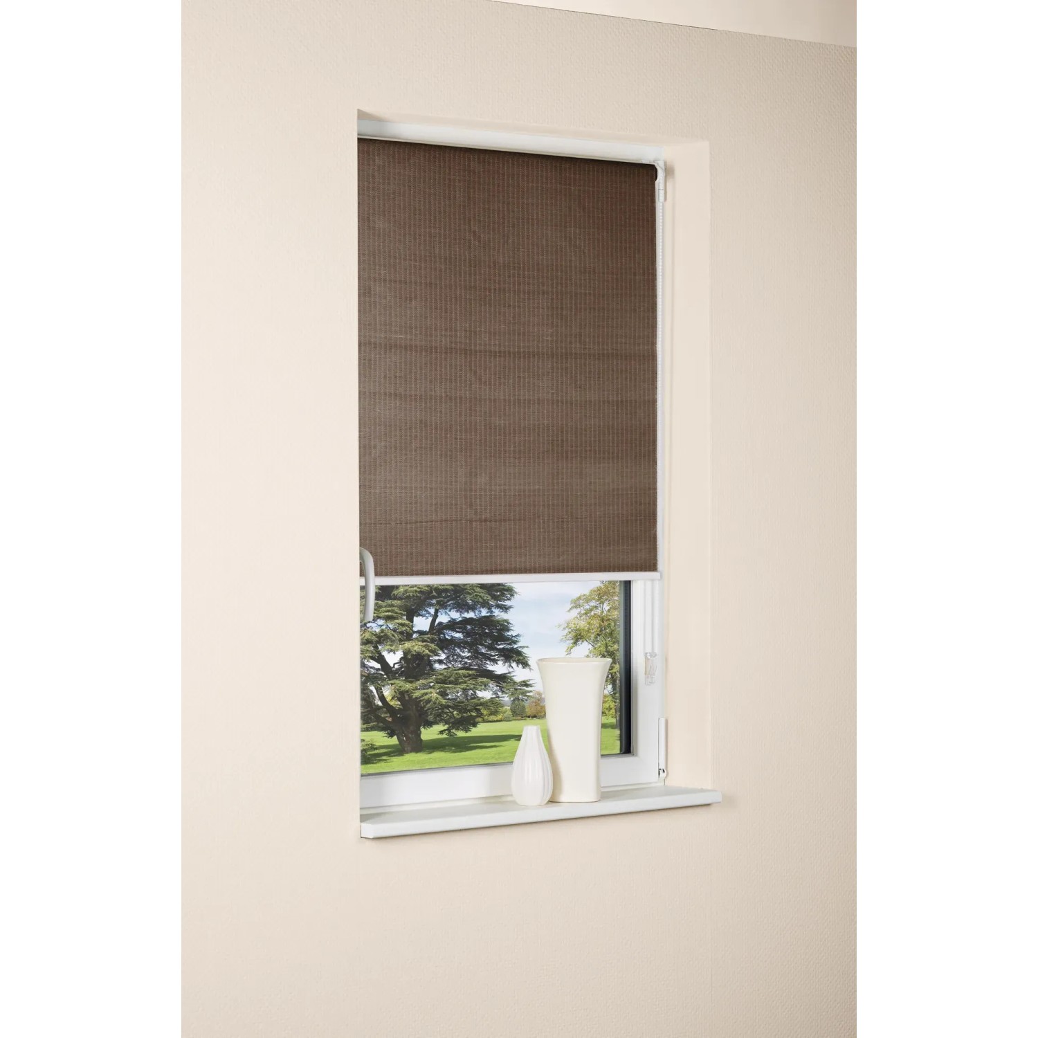Dunkelbraunes OBI Naturfaser-Rollo Camas, 60x160 cm, am Fenster montiert.