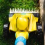 Gelber Gloria Akku-Rasentrimmer Finecut 18V schneidet Rasenkante. Ideal für Gartenarbeiten.