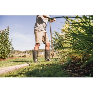 Fiskars QuikDrill L Erdbohrer im Einsatz zum Bohren von Erdlöchern im Garten.