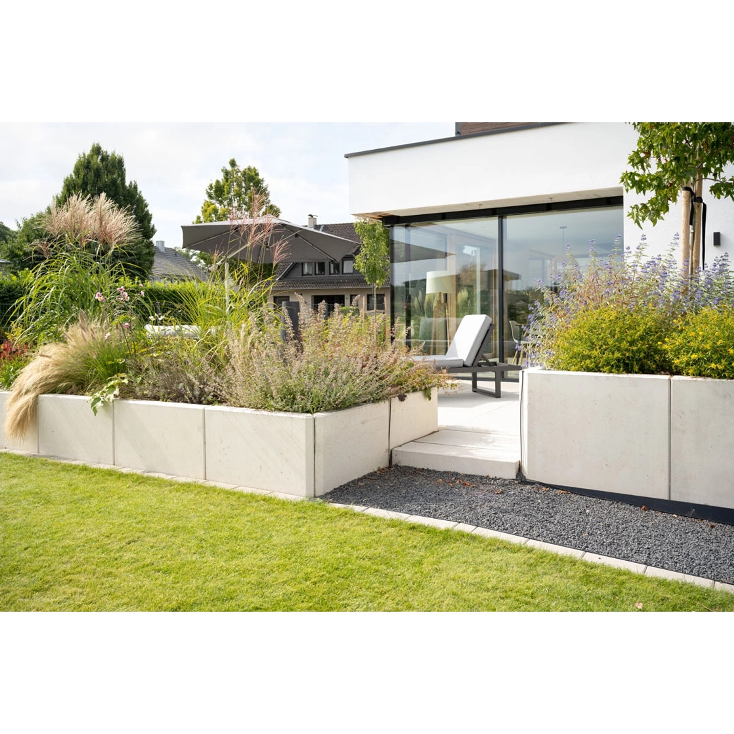 Diephaus L-Stein Ecke, bewehrt, grau, 90°, 80x100x100x8 cm, 2-teilig, als Beeteinfassung im Garten.