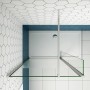 Duschparadies Walk-In Dusche mit klarer Glas-Seitenwand und Flipper. Verchromte Stabilisierungsstange im modernen Bad.