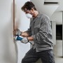 Handwerker beim Schleifen mit dem Bosch Professional Winkelschleifer GWS 750-125.