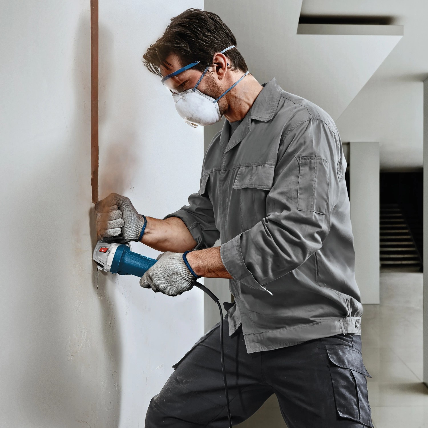 Handwerker beim Schleifen mit dem Bosch Professional Winkelschleifer GWS 750-125.