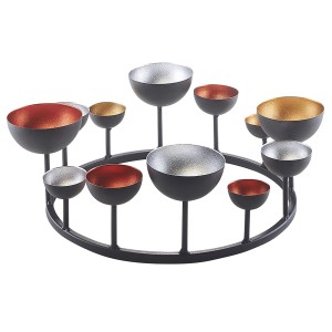 Kobolo Dekokranz HUGO, Kerzenhalter für Teelichter, Schwarz mit goldenen, silbernen und kupferfarbenen Akzenten.