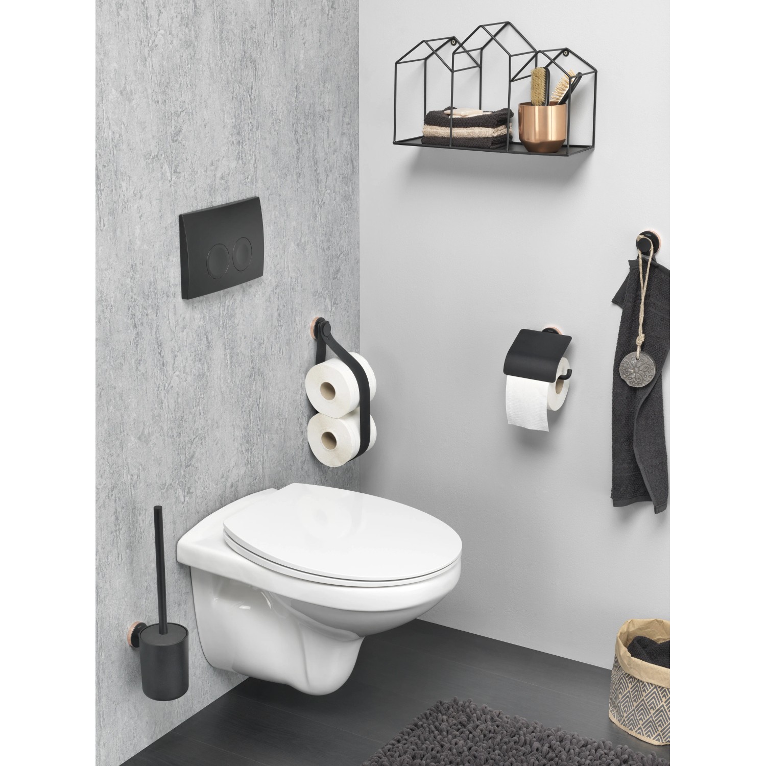 Tiger Toilettenpapierhalter Urban Schwarz mit Deckel im modernen Badezimmer.