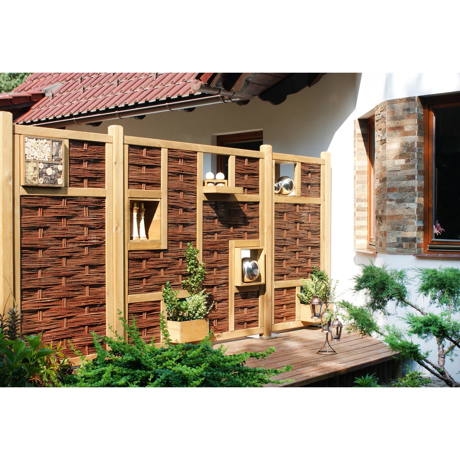 T & J Weidengeflechtzaun Labo-3D, 180x180 cm, mit braun gebeiztem Rahmen und integrierten Fenstern.