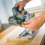 LUX-TOOLS Akku-Handkreissäge A-KS-20/150 beim Sägen von Holz. Inkl. Akku aus dem 1 PowerSystem.