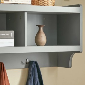 Graue SoBuy Wandgarderobe FHK28-HG mit 3 Körben und 4 Haken.