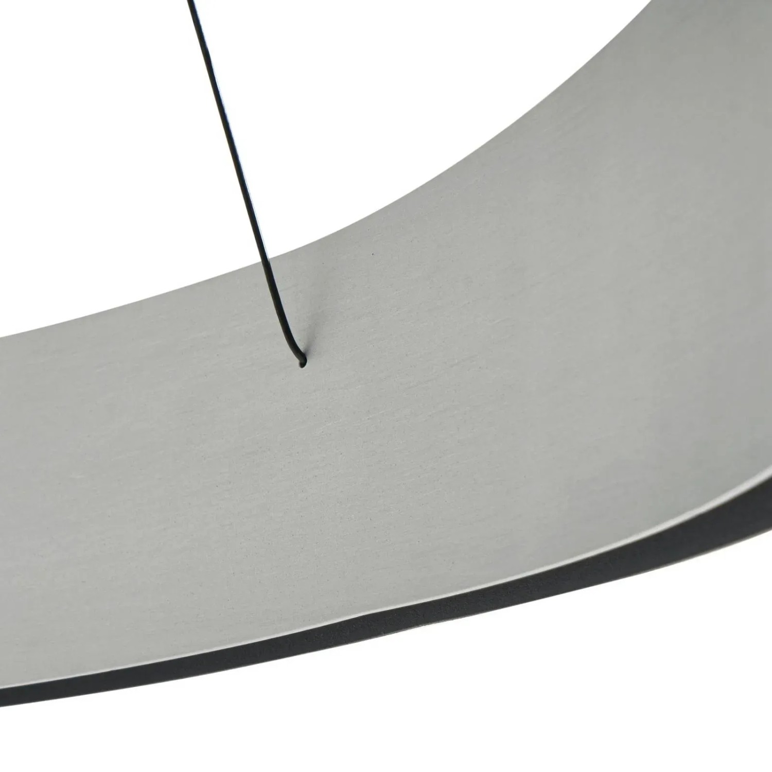 Detailaufnahme der modernen, dimmbaren LED-Pendelleuchte Daelor in Schwarz/Alu.