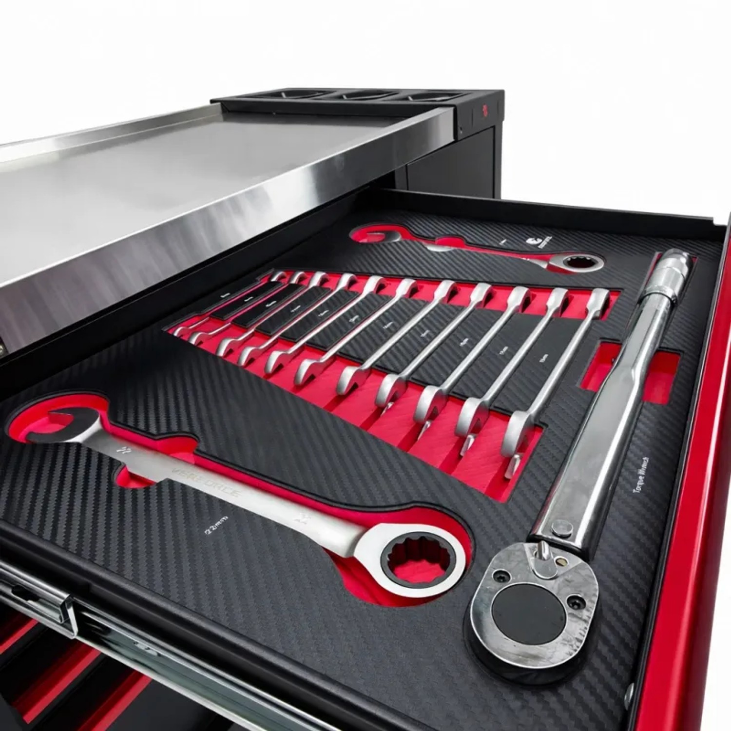 Offene Schublade eines Werkzeugwagens mit Werkzeug-Set (Schraubenschlüssel, Drehmomentschlüssel) in Carbon-Optik Einlage.