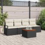 Schwarzes vidaXL Garten-Sofa-Set, 5-teilig, mit weißen Kissen und Tisch aus Akazienholz.