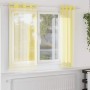 Zwei gelbe Voile Vorhänge mit Ösen am Fenster, halbtransparent, für hellen Sichtschutz.