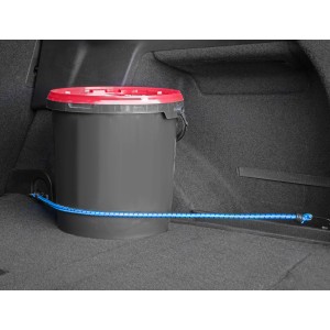 Las Gepäckarm Set (8-tlg.) im Einsatz: Blauer Spanngurt sichert Eimer im Kofferraum.