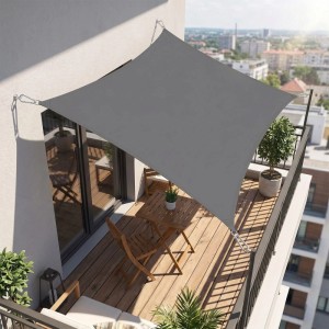 Anthrazitfarbenes, rechteckiges Sunula Sonnensegel aus Polyester auf einem Balkon. Bietet UV-Schutz und Schatten.