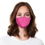 Frau mit pinkfarbenem Mund-Nasen-Schutz aus Baumwolle.