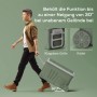 Grüne Outsunny Kühlbox aus Kunststoff mit Rädern und ausziehbarem Griff, von Mann gezogen. Mobil auf unebenem Gelände, bis 30° Neigung.