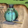 Garantia Retentionszisterne Columbus 3700 L, Erdtank mit Domschacht und PE-Deckel, eingebaut im Garten.