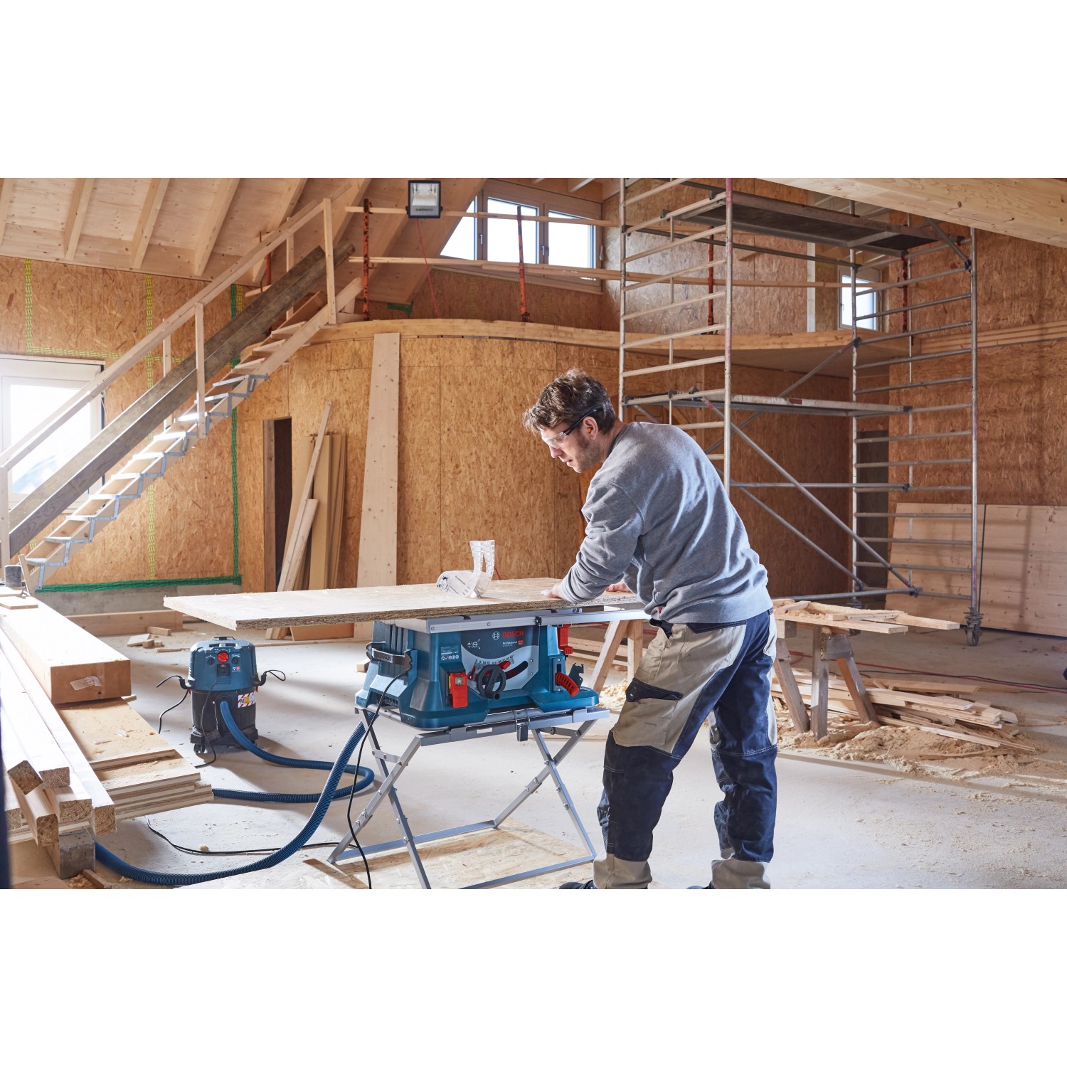 Bosch Professional GTS 635-216 Tischkreissäge im Einsatz mit Absaugung in Werkstatt.