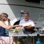 Campingaz 360° Tischgrill CV Anthrazit beim Grillen im Freien mit Familie.