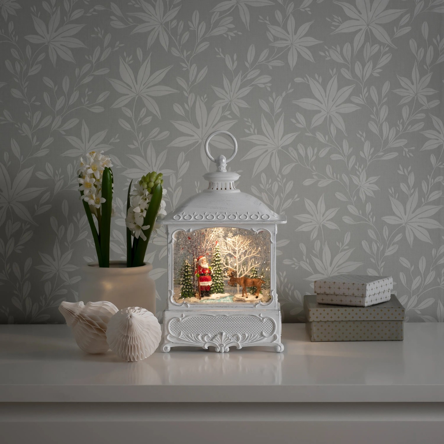 Weiße LED-Wasserlaterne mit Weihnachtsmann und Elch für stimmungsvolle Weihnachtsdeko im Innenbereich.