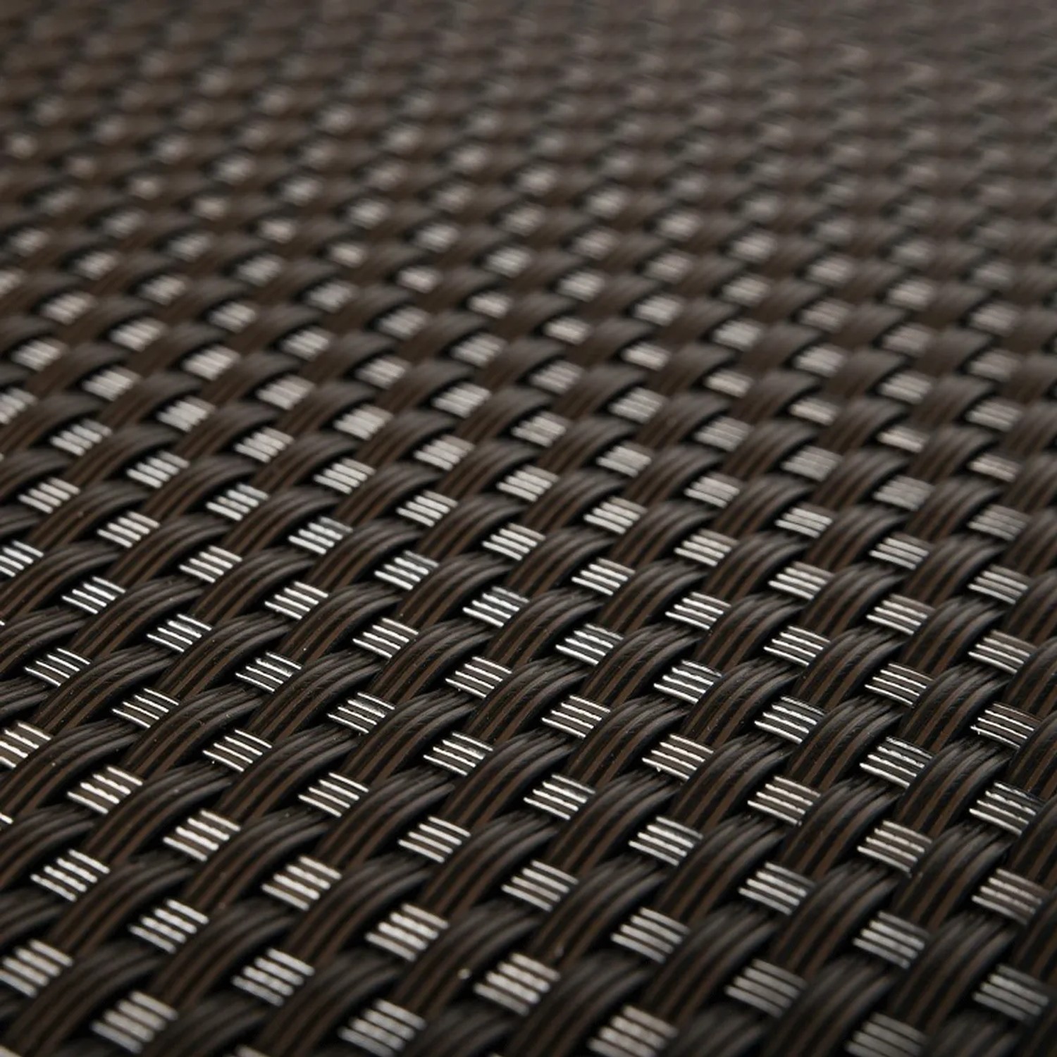Detailaufnahme: Dunkelbrauner NYVI Balkon Sichtschutz aus Polyrattan mit Metallösen.